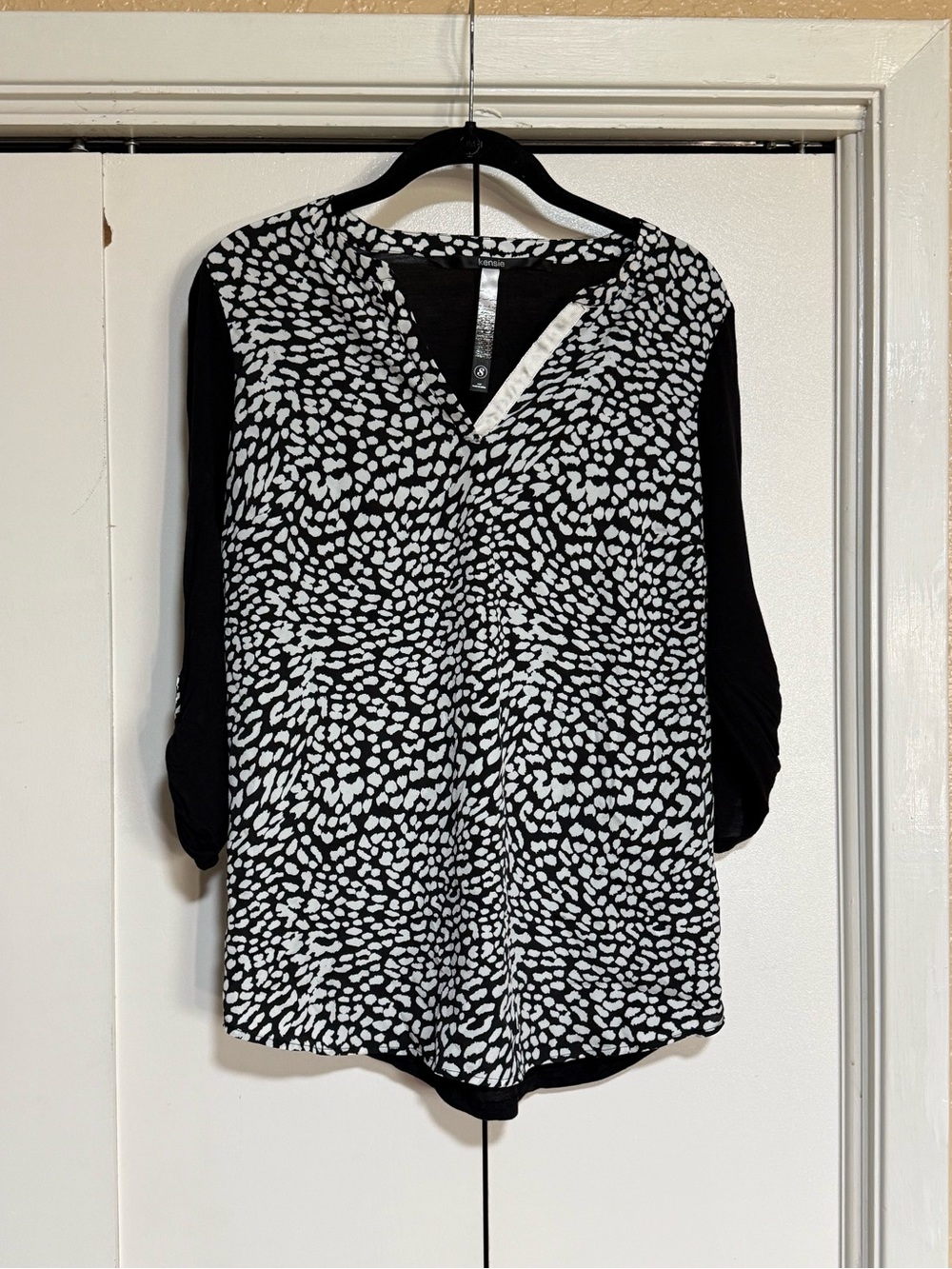 Kensie Animal Print Blouse Black White Relaxed V Neck Roll Tab 3/4 Sleeve Small - Picture 2 of 15